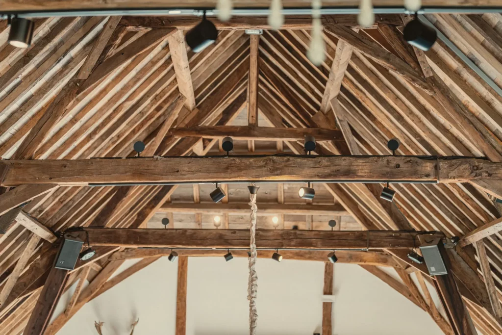 Het eikenhouten dakgebinte van het atelier van Diepenbroekhof