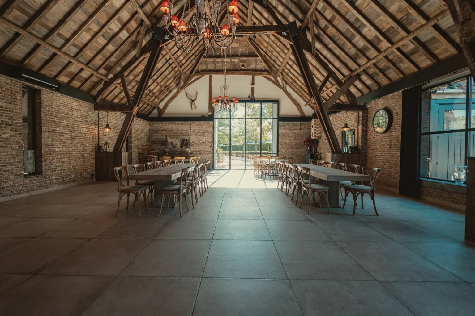 Het atelier van Diepenbroekhof onder de eikenhouten spanten