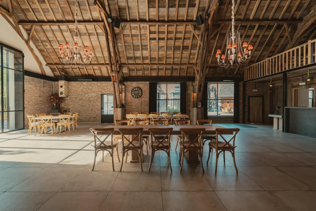 Lange tafels in het atelier van Diepenbroekhof
