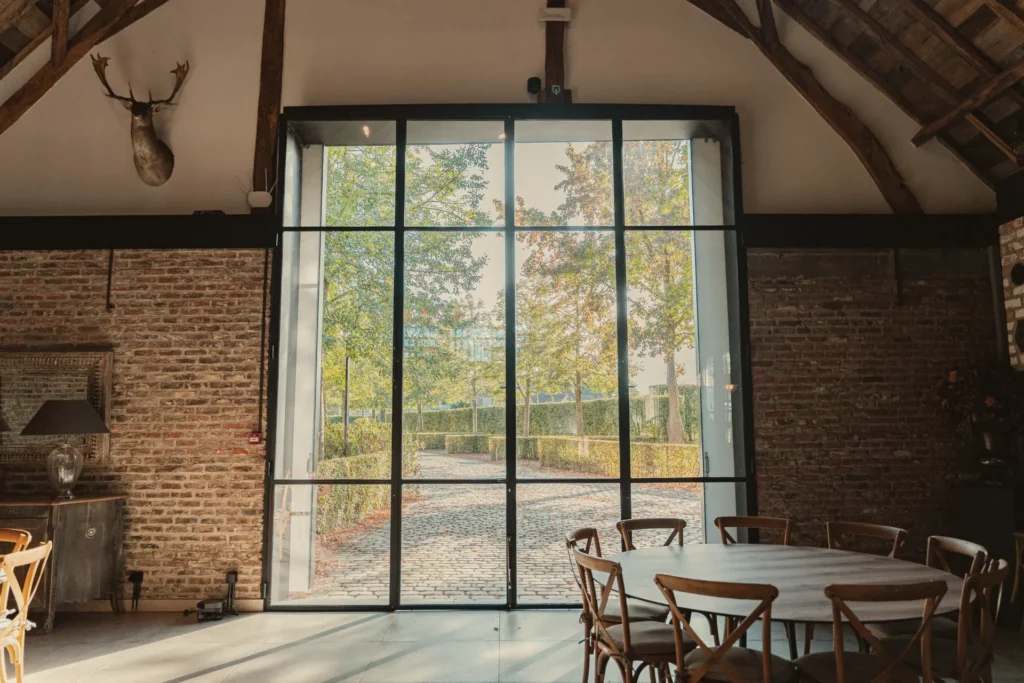 Ronde tafel voor het grote raam in het atelier van Diepenbroekhof