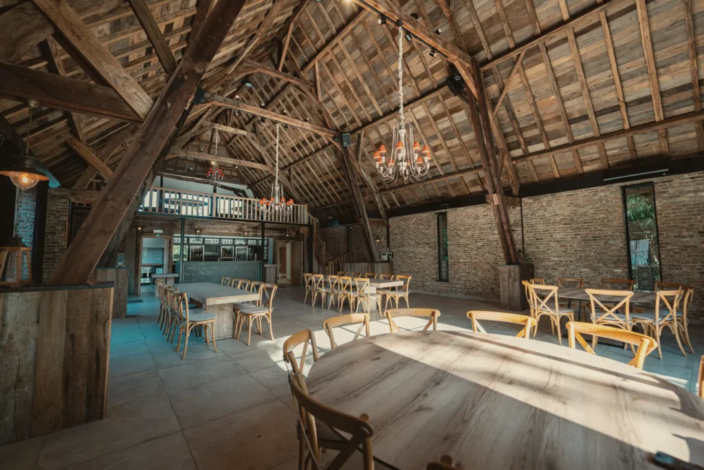 Zonlicht valt binnen in het atelier van Diepenbroekhof