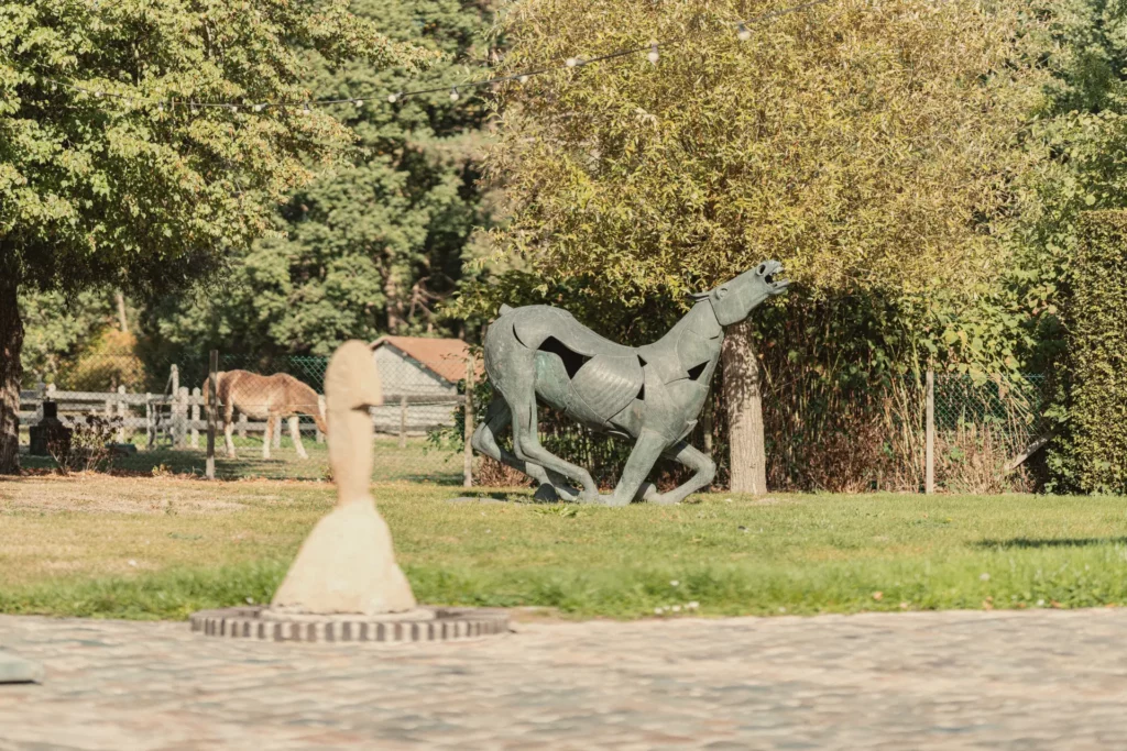Beelden op het gazon van Diepenbroekhof met de weide op de achtergrond