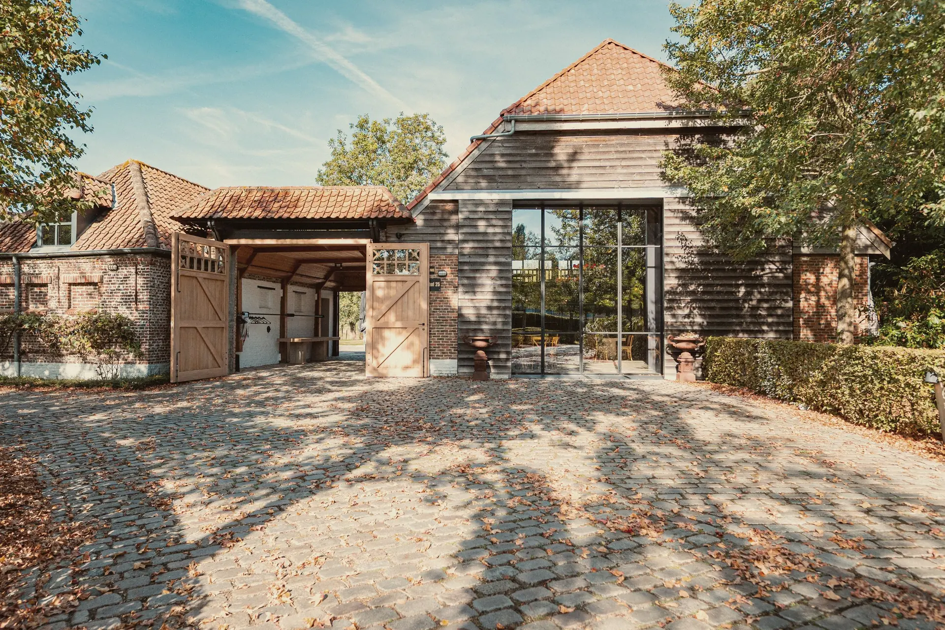 Binnenplaats van Diepenbroekhof met de poort van het atelier