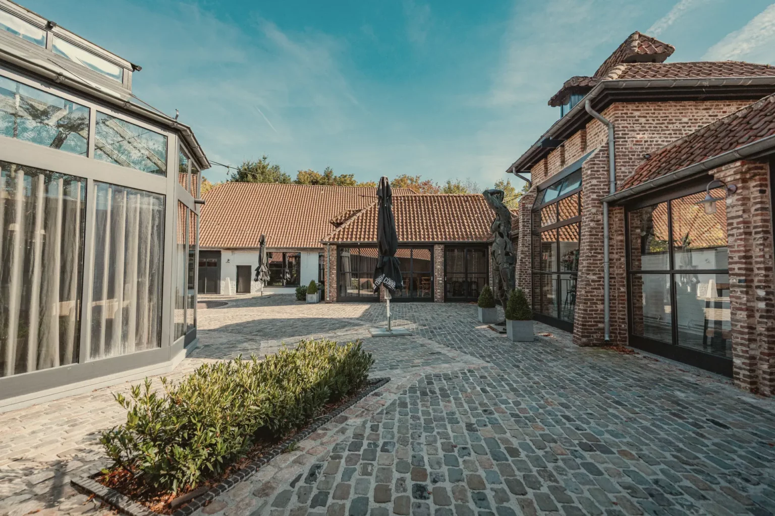 Gekasseide binnenplaats van Diepenbroekhof met de bakstenen gebouwen