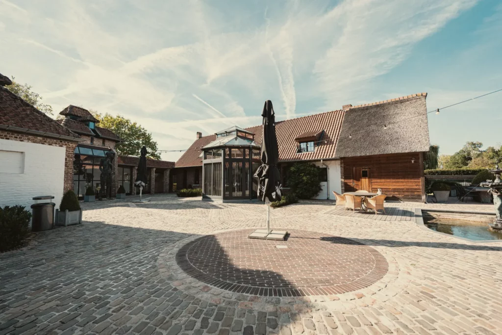 Binnenplaats van Diepenbroekhof met het ronde plein in kasseien