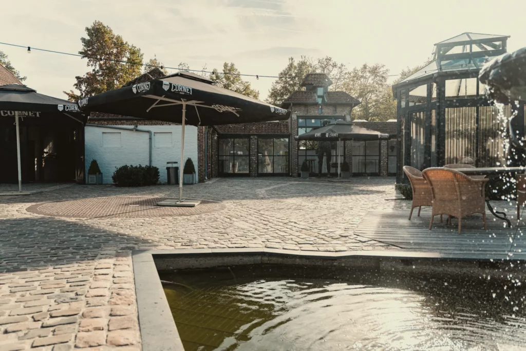 Waterpartij op de binnenplaats van Diepenbroekhof