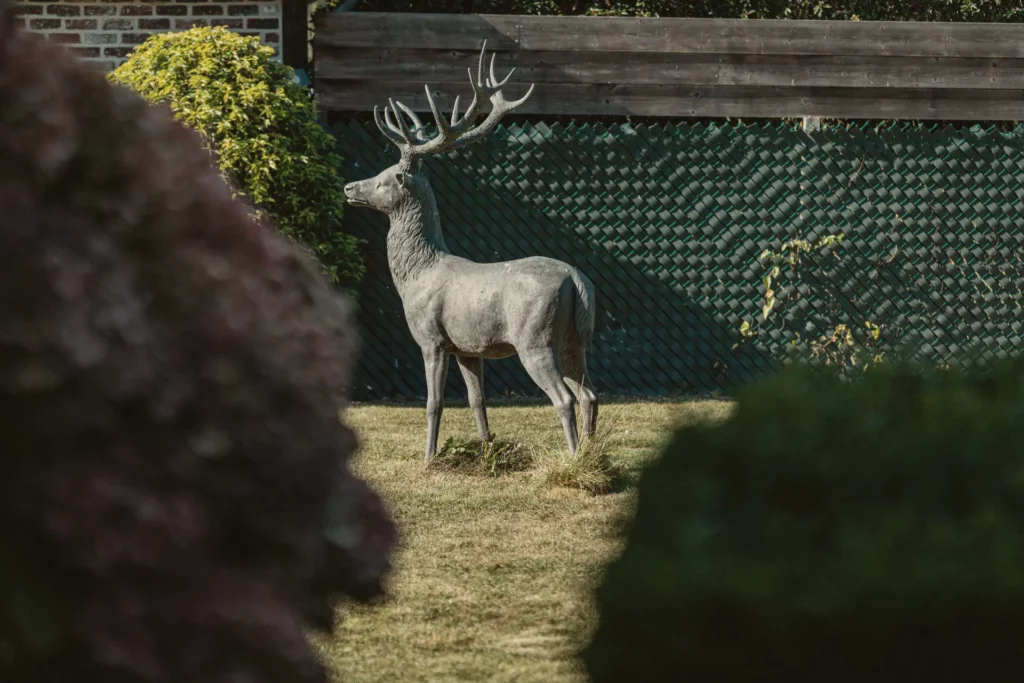 Bronzen hert in de tuin van Diepenbroekhof