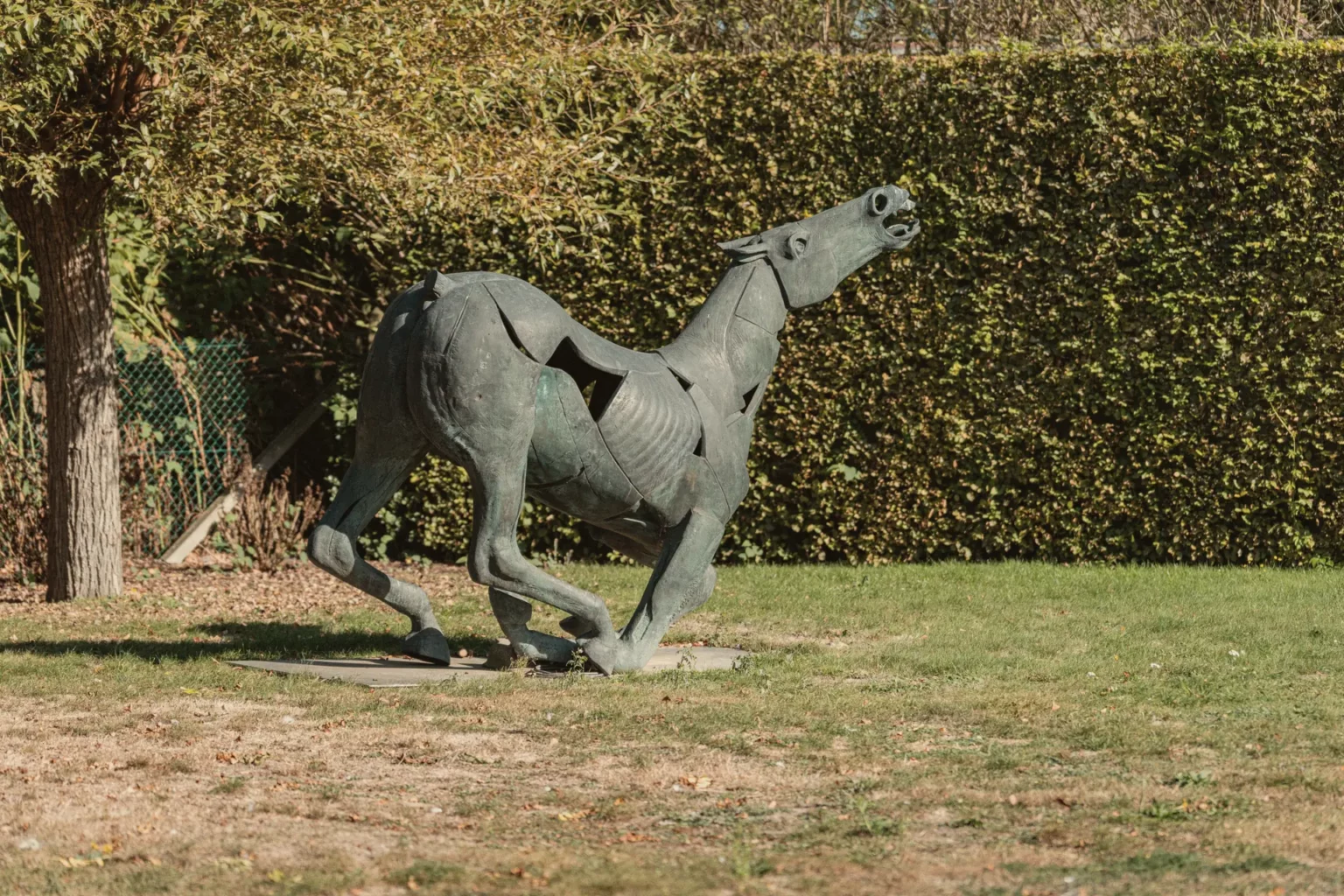 Bronzen paard van beeldhouwer Rik Poot op het gazon van Diepenbroekhof