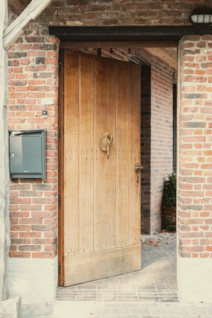 Eikenhouten deur in een bakstenen gevel op Diepenbroekhof