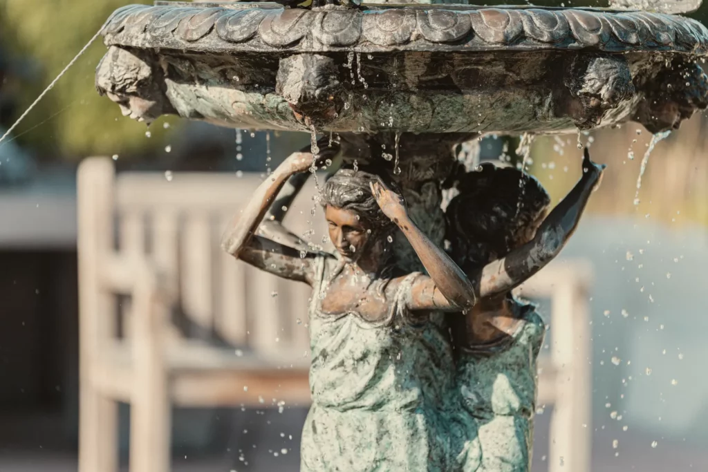 Detail van de bronzen fontein op Diepenbroekhof