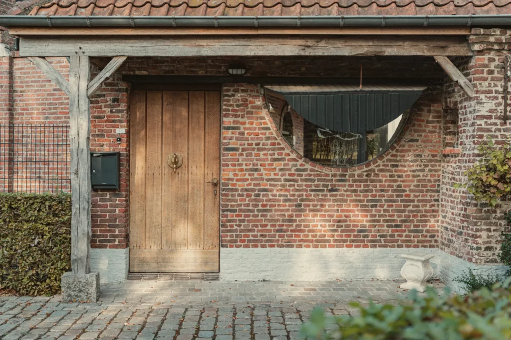 Houten deur onder het afdak van Diepenbroekhof