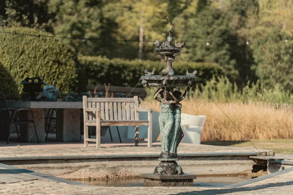 Bronzen fontein bij het terras van Diepenbroekhof
