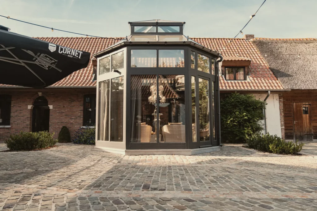 Glazen paviljoen aan de binnenplaats van Diepenbroekhof