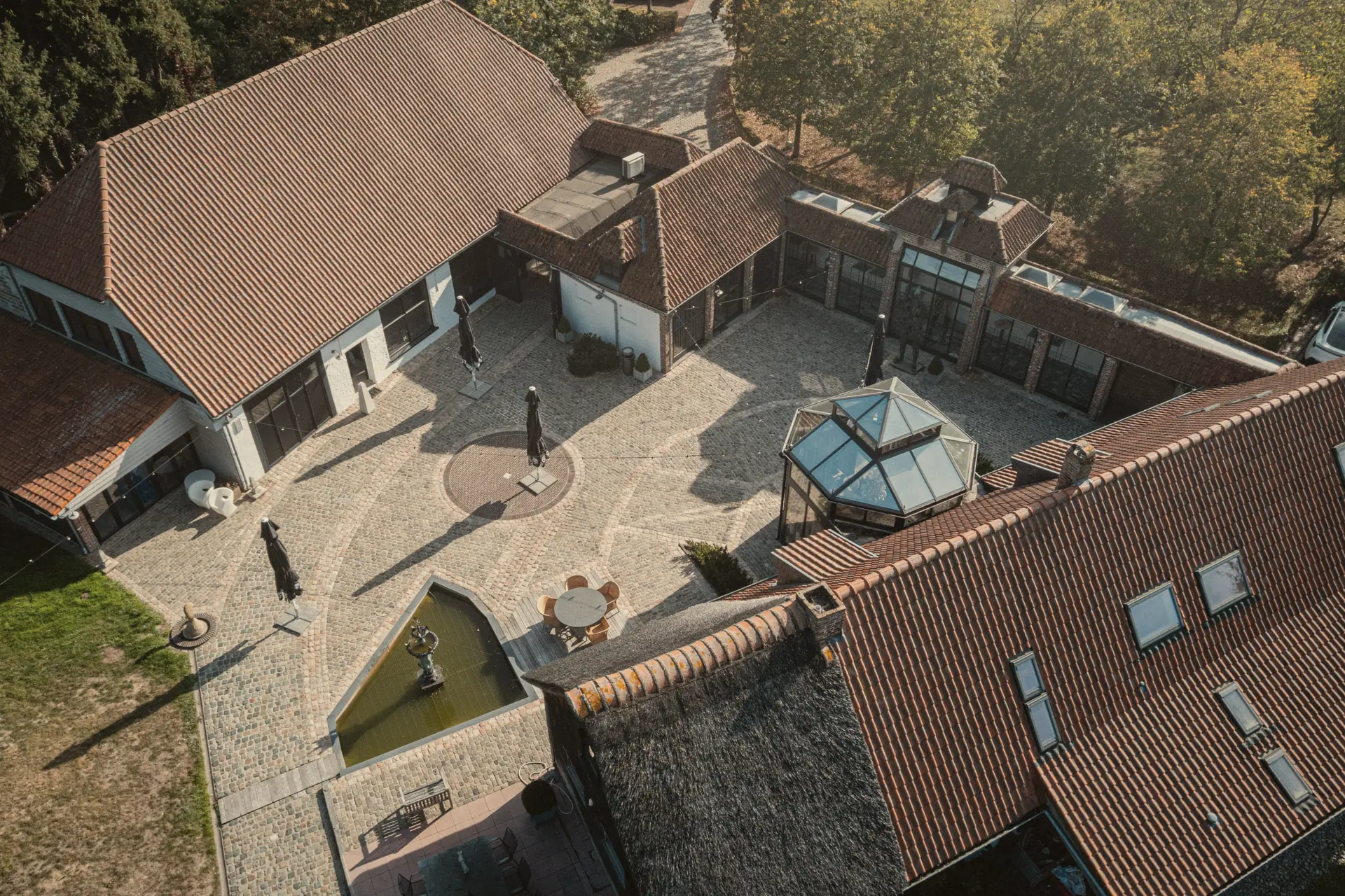 Luchtfoto van de binnenplaats en het glazen paviljoen van Diepenbroekhof