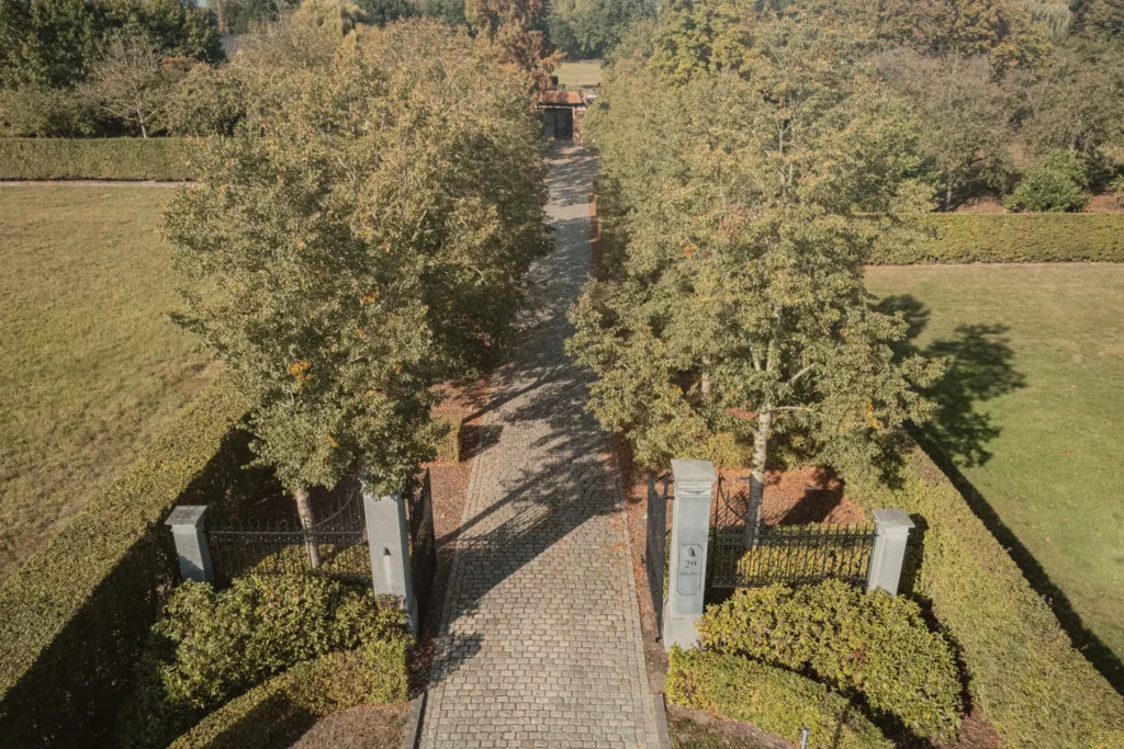 Luchtfoto van de toegangspoort en de oprijlaan van Diepenbroekhof