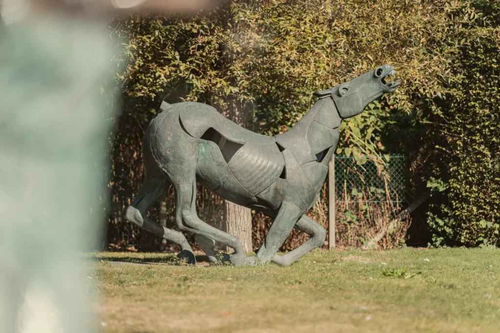Doorkijk naar het bronzen paard van Rik Poot op Diepenbroekhof
