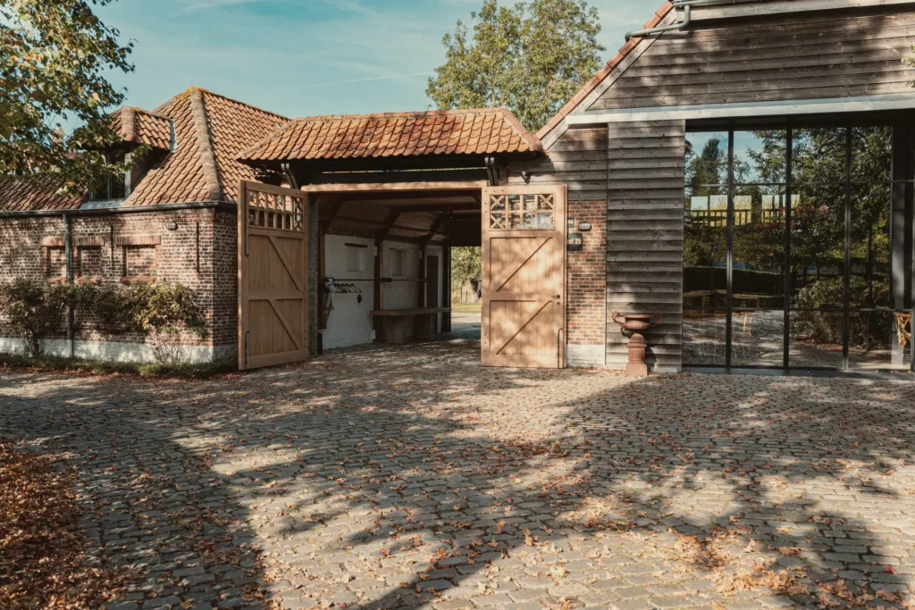 Houten poort van het atelier op Diepenbroekhof