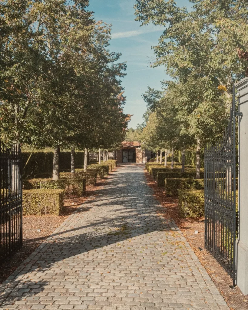 Open poort met zicht op de oprijlaan van Diepenbroekhof