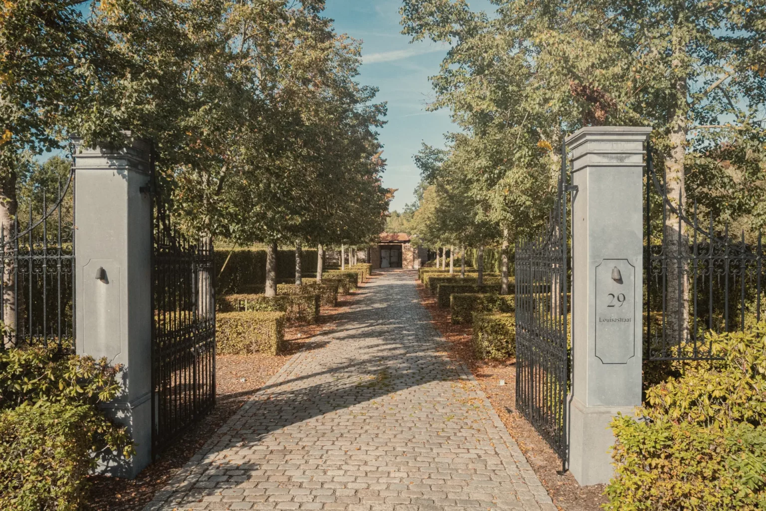 Toegangspoort met de gekasseide dreef naar Diepenbroekhof