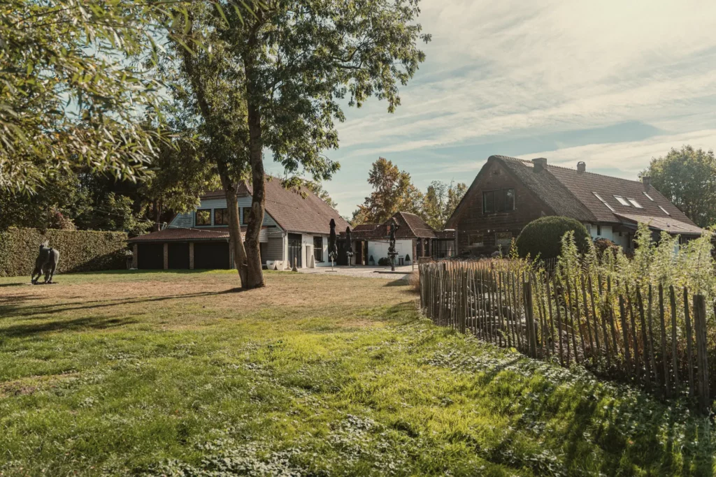 Tuin met oude bomen voor de hoeve van Diepenbroekhof