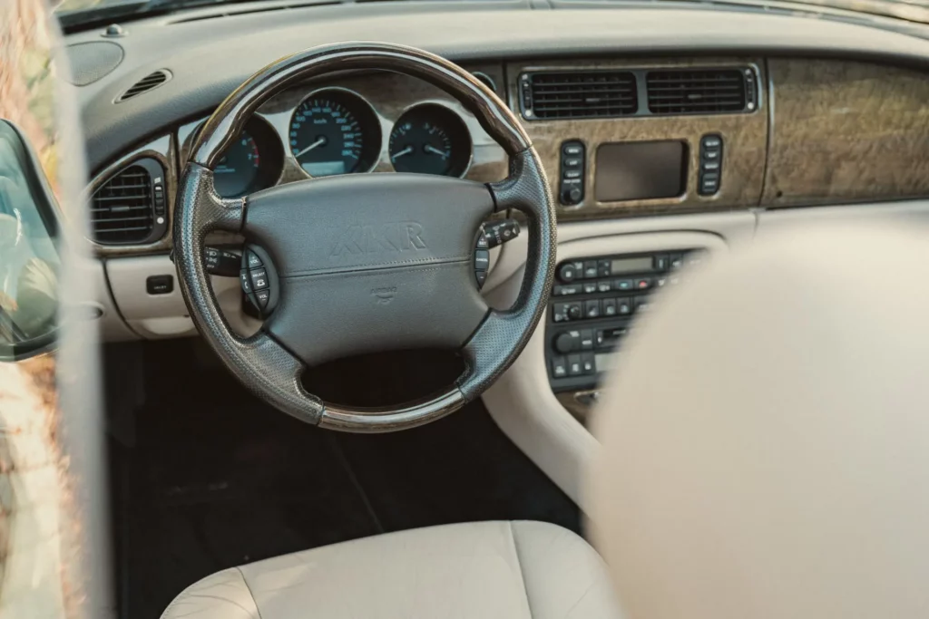 Dashboard met wortelnotenhout van de Jaguar XKR