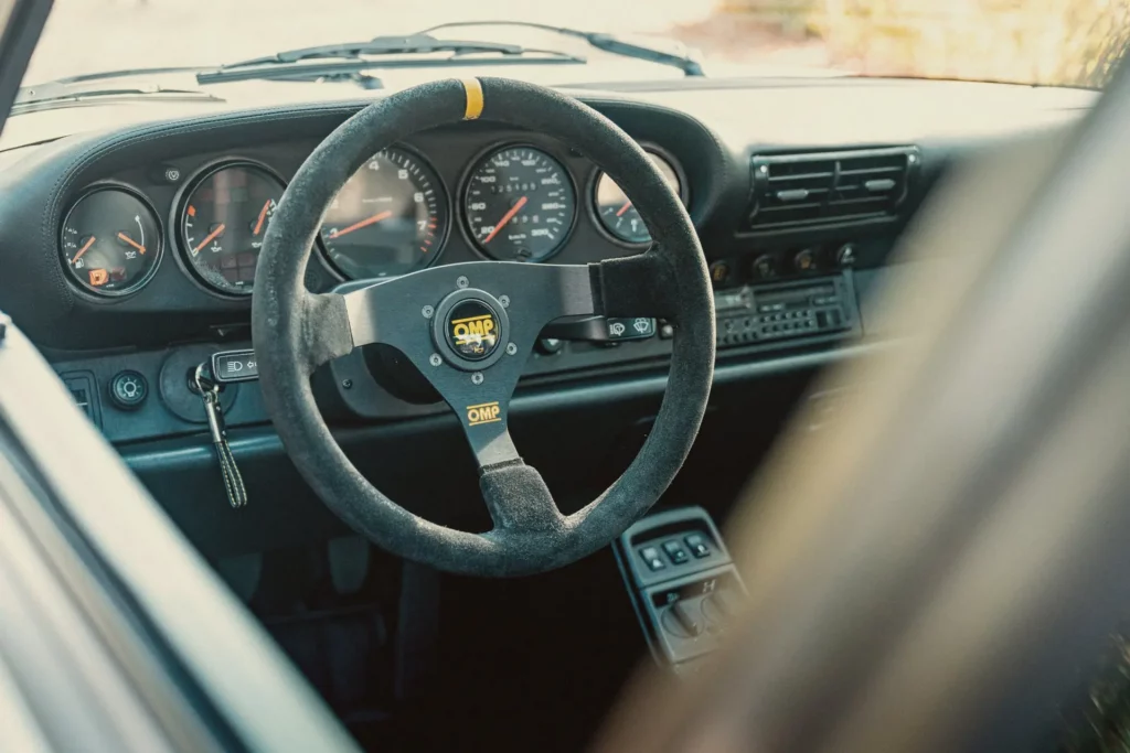 Stuur en dashboard van een klassieke Porsche
