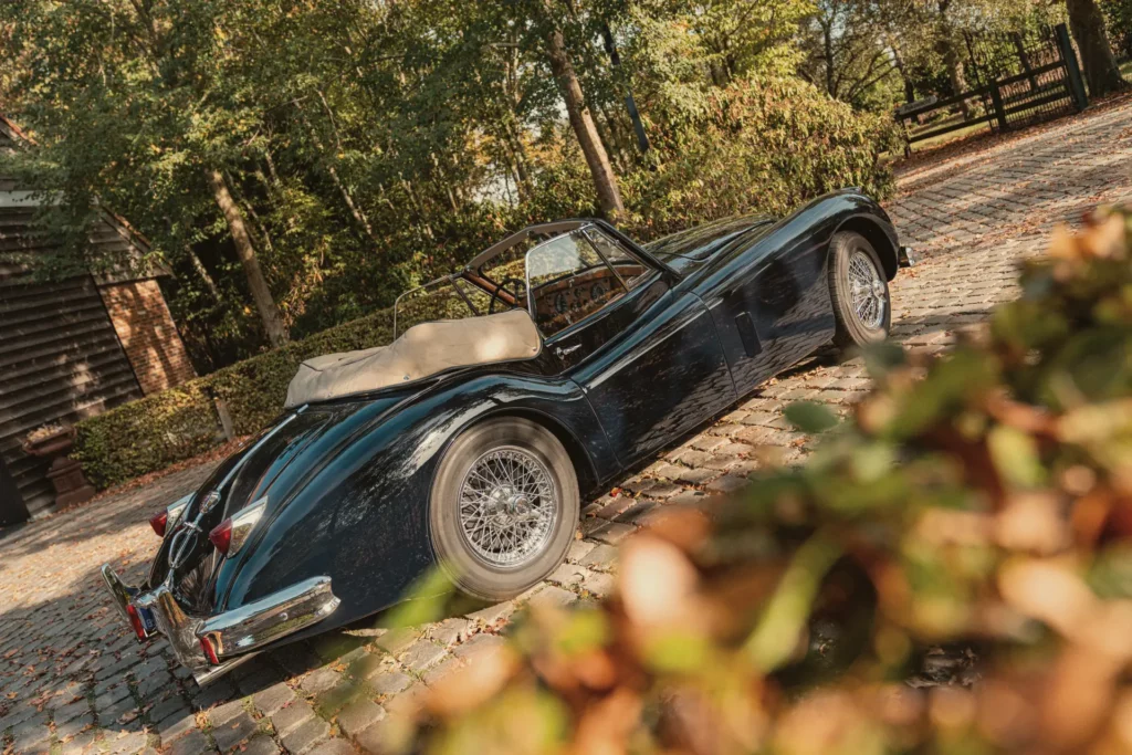 Jaguar XK140 cabrio op de kasseien van Diepenbroekhof