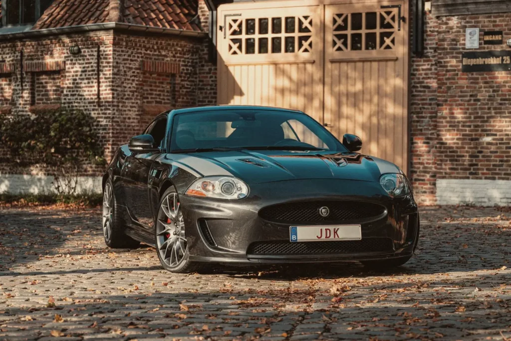 Jaguar XKR voor de poort van het atelier op Diepenbroekhof
