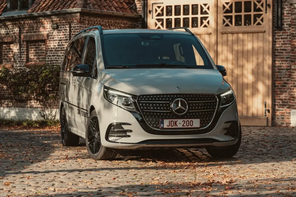 Mercedes V-Klasse voor de poort van het atelier op Diepenbroekhof