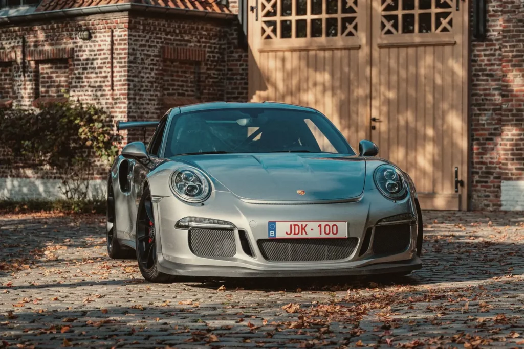 Porsche 911 GT3 RS voor de poort van het atelier op Diepenbroekhof