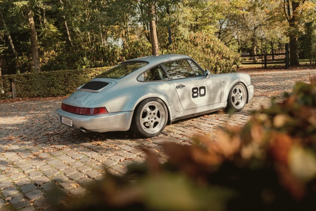 Porsche 964 in het herfstlicht op Diepenbroekhof