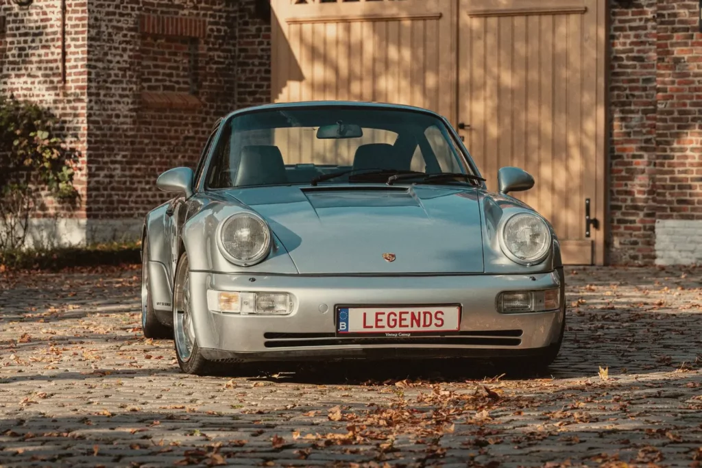 Porsche 964 voor de poort van het atelier op Diepenbroekhof
