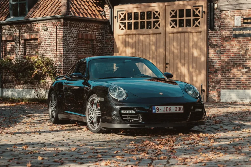 Porsche 997 Turbo voor de poort van het atelier op Diepenbroekhof